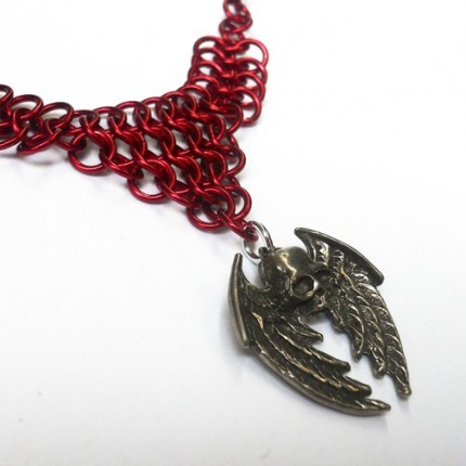 Gothic chainmaille necklace - winged skull with blood red aluminum rings Gothic chainmaille necklace - winged skull with blood red aluminum rings